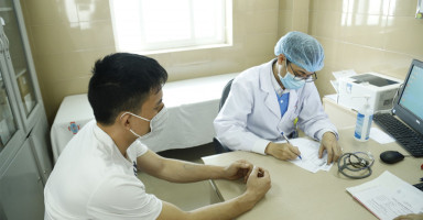 Bệnh nhân đang thăm khám tại không gian rộng rãi của Bệnh viện K Tân Triều