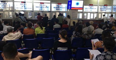 Hình ảnh đông đúc bệnh nhân tại sảnh chờ Bệnh viện K cơ sở Tân Triều