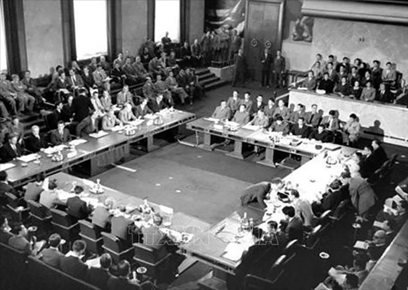 Quang cảnh cuộc họp ký kết Hiệp định Geneva (7/1954), công nhận độc lập, chủ quyền, thống nhất và toàn vẹn lãnh thổ ba nước Đông Dương, kết thúc cuộc kháng chiến 9 năm
