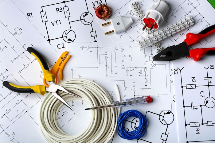 Bộ dụng cụ sửa chữa điện cơ bản gồm kìm, tua vít, băng keo cách điện, đồng hồ vạn năng