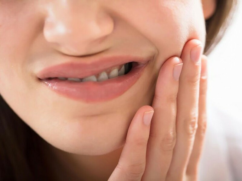Hình ảnh khuôn miệng khó mở do cứng hàm, một triệu chứng ban đầu của uốn ván.
