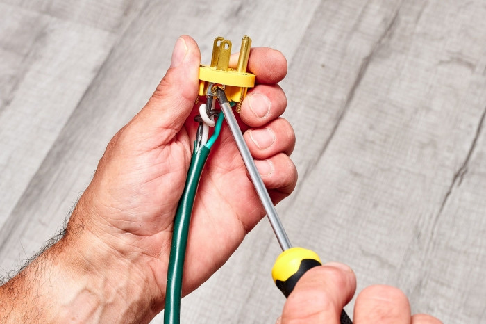 Mối nối dây điện được bọc kín bằng băng keo cách điện, đảm bảo an toàn