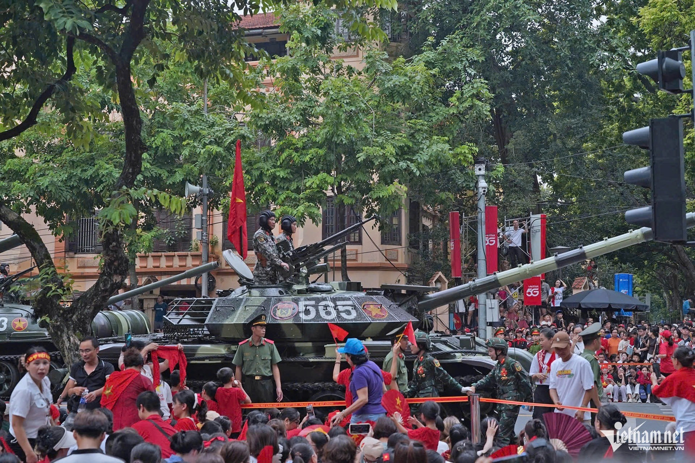 Người dân Thủ đô hào hứng ngắm nhìn hình ảnh xe tăng T-54 cải tiến