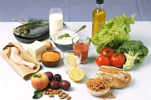 Hình ảnh đa dạng các loại thực phẩm giàu vitamin và khoáng chất như rau xanh, trái cây, thịt nạc, ngũ cốc, nhấn mạnh tầm quan trọng của chế độ dinh dưỡng trong việc cải thiện chất lượng tinh trùng.