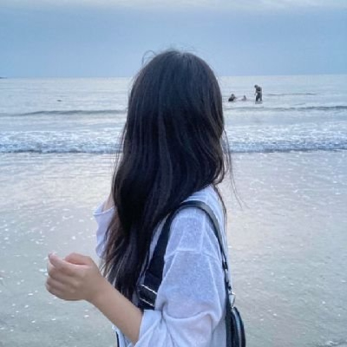 Anh-gai-xinh-quay-lung-dao-bien-1