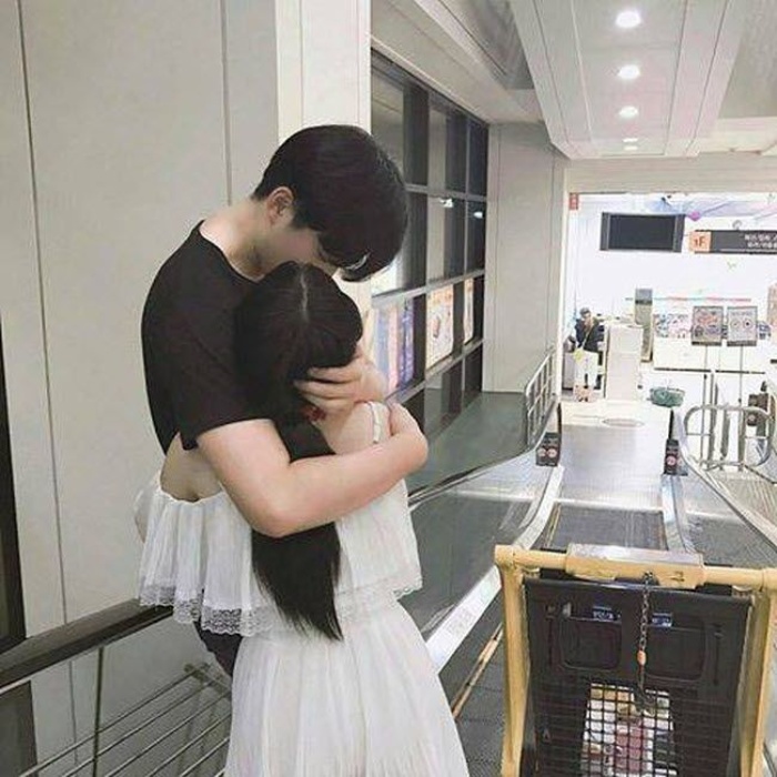 Hinh-anh-couple-om-nhau-tinh-tu-2