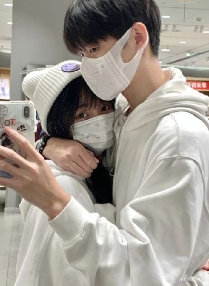 Hinh-chup-cap-doi-truoc-guong-4