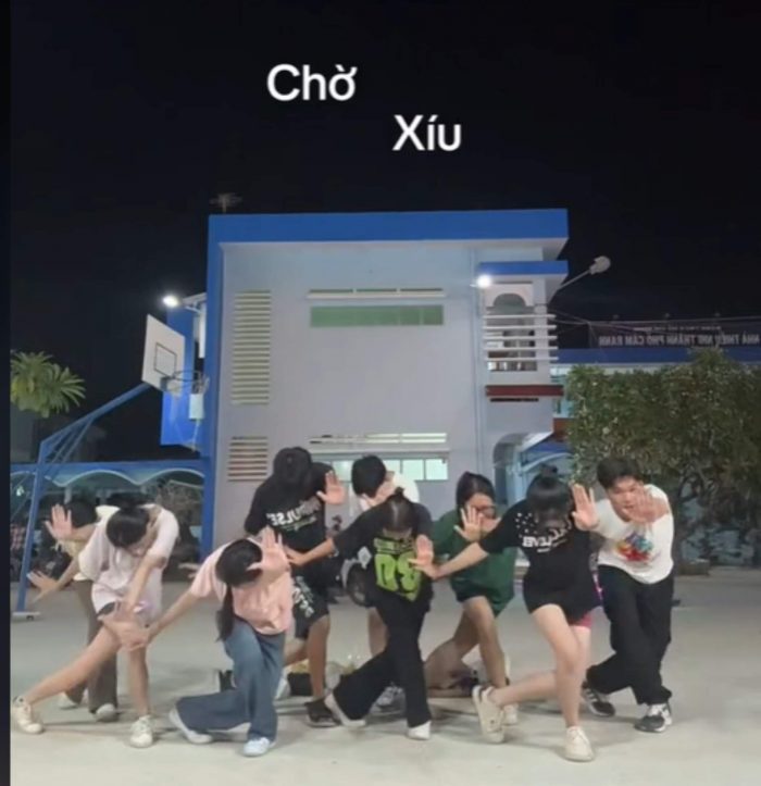 Hinh-nhom-lop-bua-hai-huoc-3