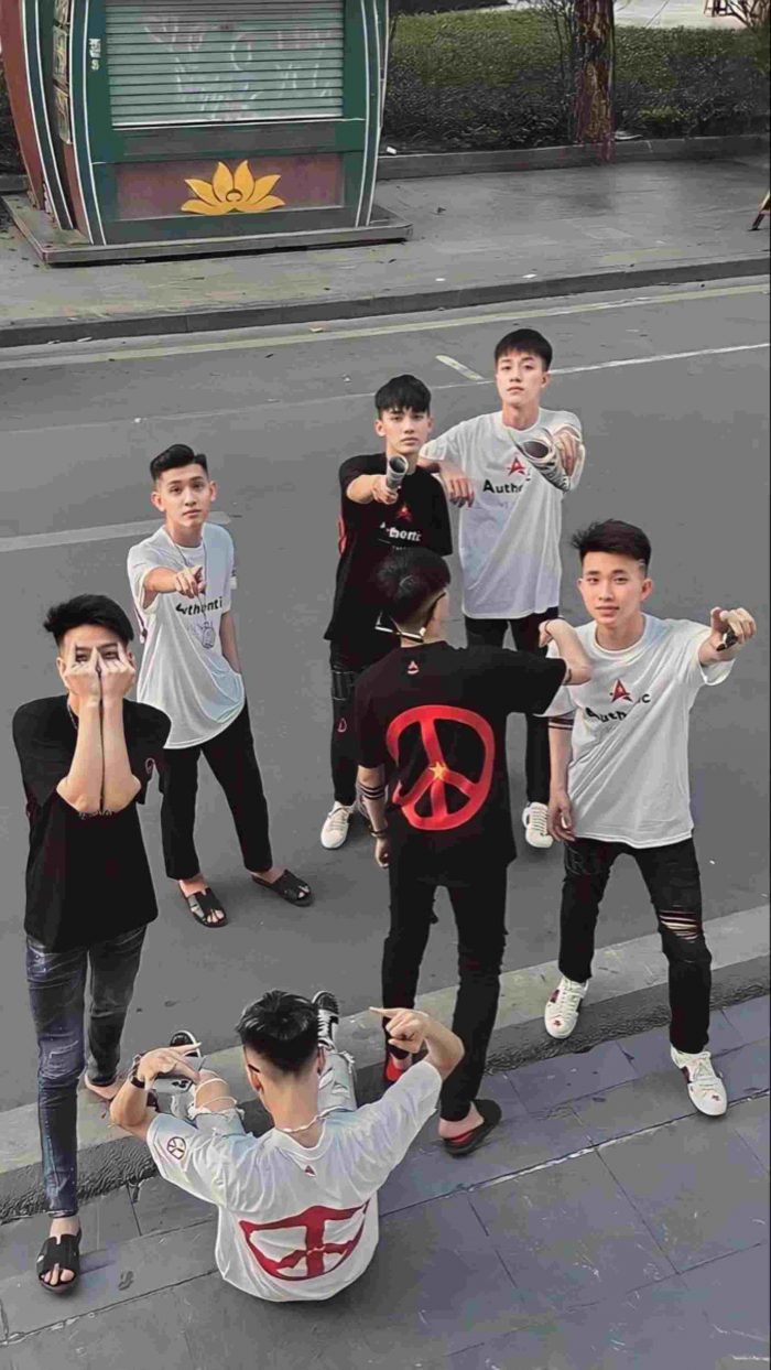 Hinh-nhom-lop-bua-hai-huoc-4
