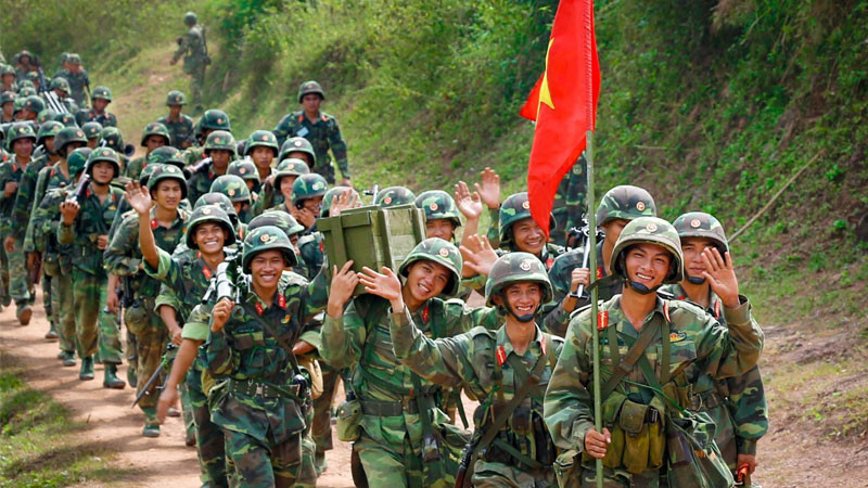 Hình ảnh chú bộ đội hành quân trong sương sớm, sẵn sàng cho nhiệm vụ