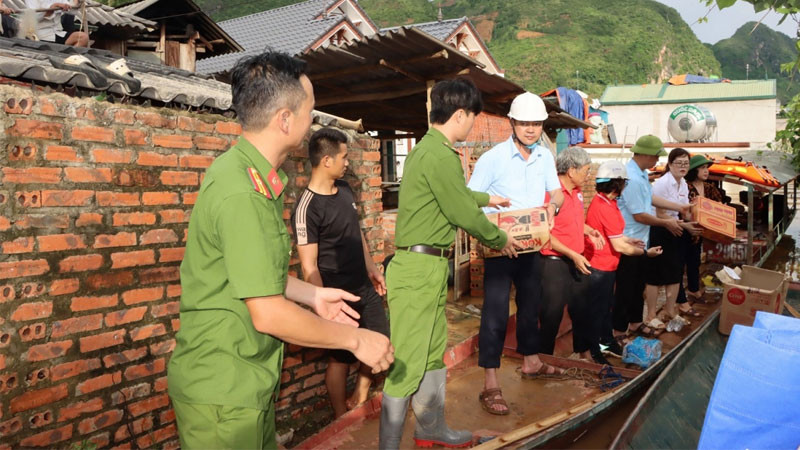 Hình ảnh chú bộ đội thân thiện trò chuyện cùng người dân