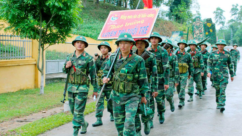 Đội hình chú bộ đội nghiêm trang di chuyển trong buổi hành quân