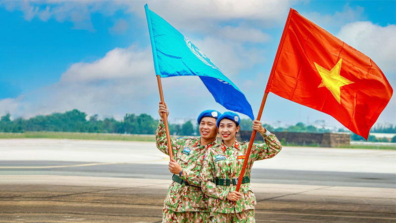 Chú bộ đội nghiêm trang chào cờ Tổ quốc thiêng liêng