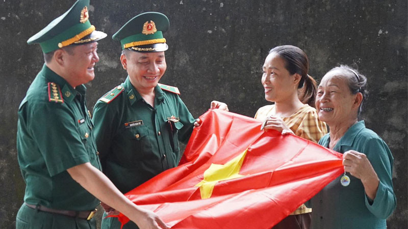 Hình ảnh chú bộ đội bảo vệ lá cờ Tổ quốc, biểu tượng của chủ quyền