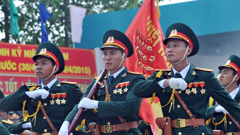 Nghi thức chào cờ đầy trang trọng của chú bộ đội