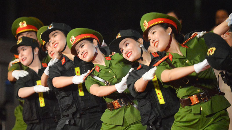 Nữ công an nhân dân duyên dáng trong bộ quân phục