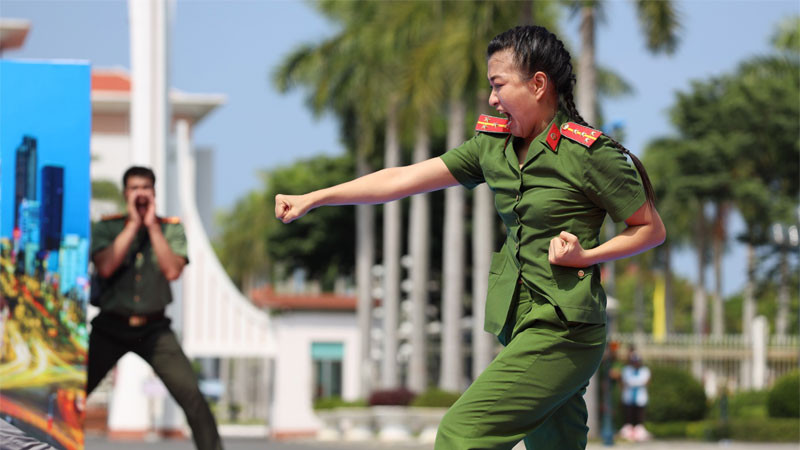 Nữ công an tận tụy với công việc, góp phần giữ gìn an ninh