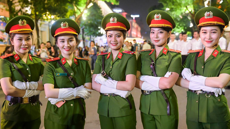 Khoảnh khắc tự tin, duyên dáng của nữ công an trong lễ phục
