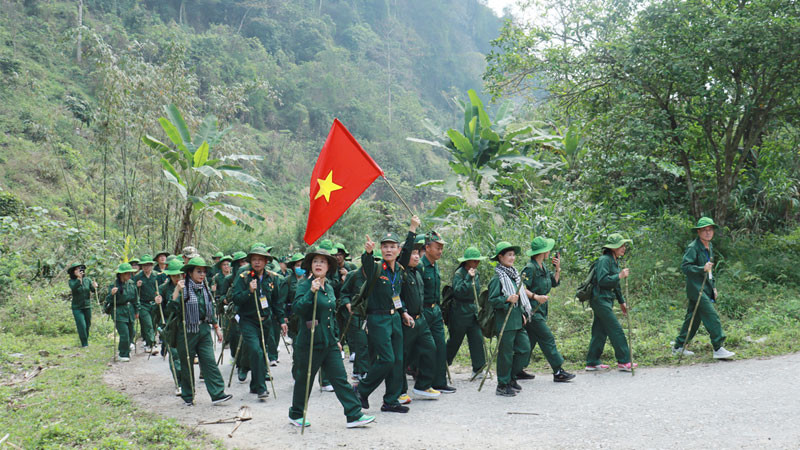 Chiến sĩ bộ đội vững vàng trên đường hành quân