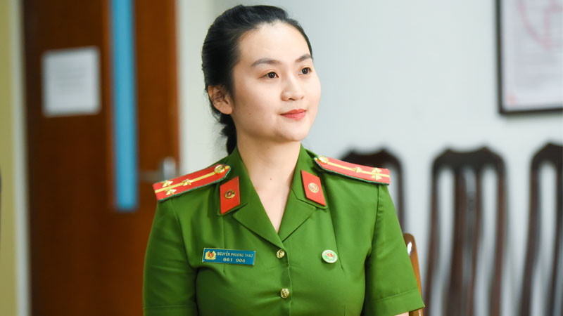Nữ công an với nụ cười thân thiện, gần gũi