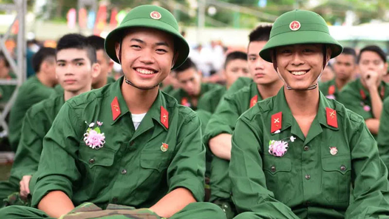 Chú bộ đội kiên cường vượt địa hình hiểm trở trong huấn luyện