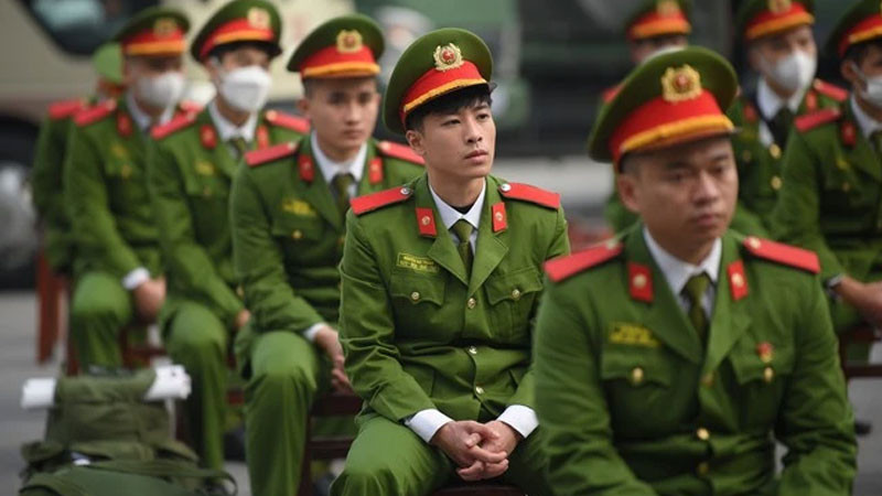 Chú bộ đội tận tình hướng dẫn người dân trong công tác phòng chống lũ lụt