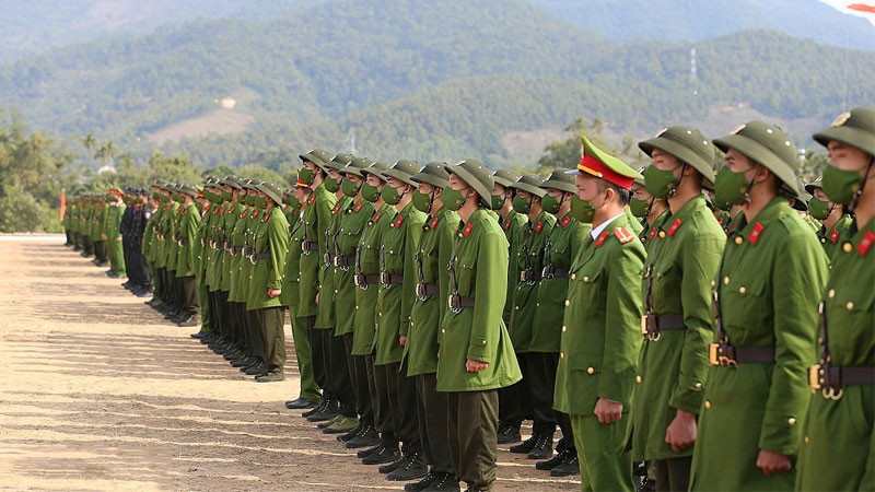 Hình ảnh chú bộ đội giúp đỡ bà con vùng sâu vùng xa
