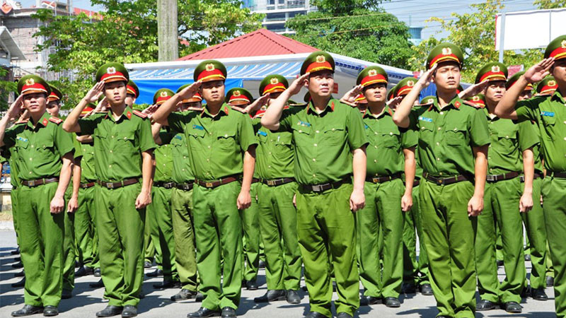 Chú bộ đội hướng dẫn thiếu nhi kỹ năng sống và vui chơi
