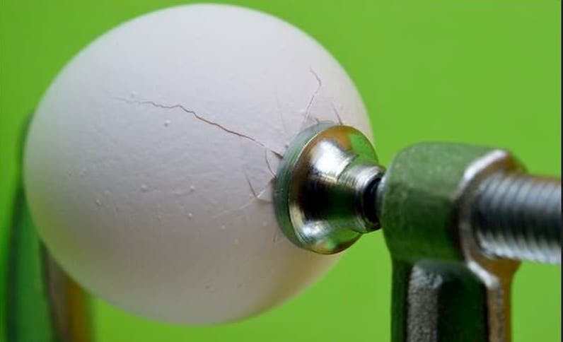 Minh họa áp lực tác dụng vuông góc lên một diện tích bề mặt, hình ảnh mô tả khái niệm áp suất
