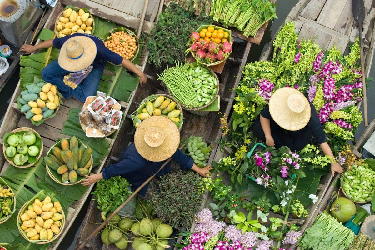 Chợ nổi miền Tây tấp nập thuyền hoa quả và hàng hóa chào đón Tết