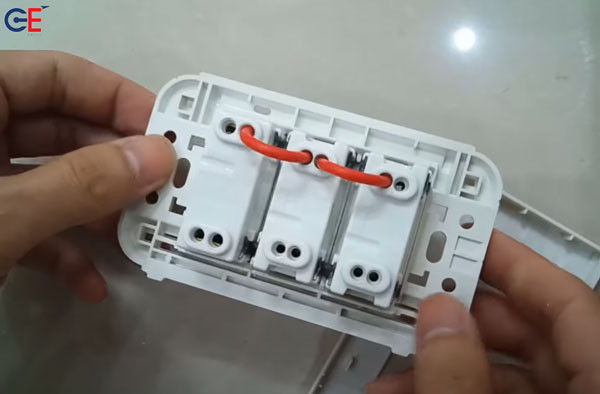 Kết nối dây điện cho hệ thống 2 công tắc và 1 ổ cắm Panasonic