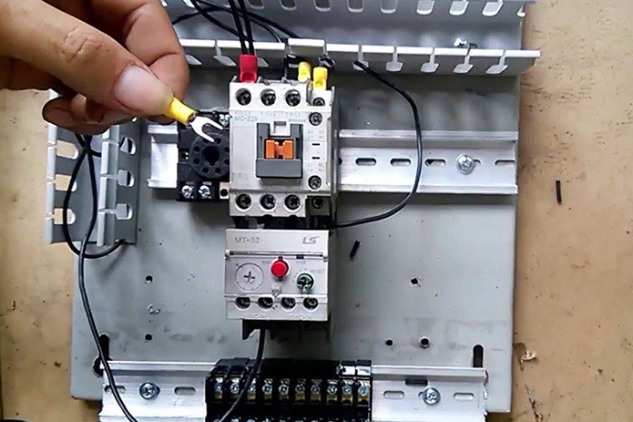 Thao tác đấu dây vào aptomat 3 pha