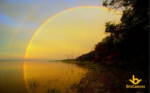 Cầu vồng rực rỡ buổi chiều tà, tô điểm cho hoàng hôn thêm phần lãng mạn.