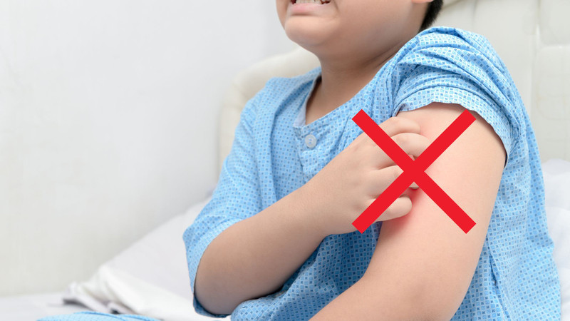 Tránh gãi mạnh để không làm tổn thương da và phòng tránh nhiễm trùng thứ phát