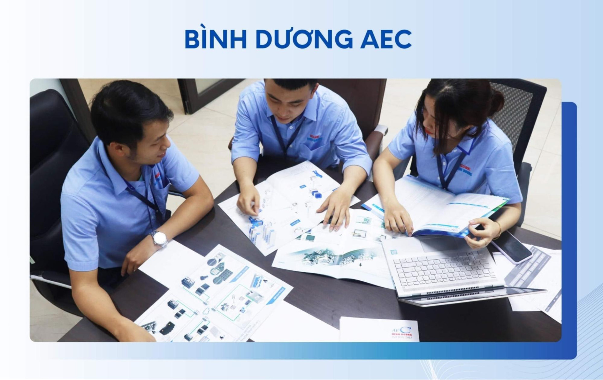 Nhân viên kiểm tra biến tần INVT tại kho