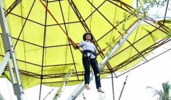 Trò chơi nhảy bạt trên sông tại KDL Bò Cạp Vàng mang lại niềm vui và sự sảng khoái