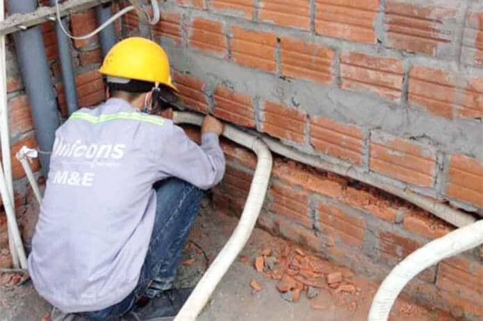 Lắp đặt và cố định ống nhựa bảo vệ dây điện âm tường