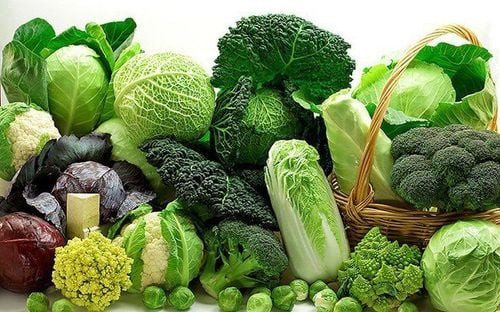 Bữa ăn lành mạnh với rau xanh và trái cây giúp phòng ngừa các bệnh viêm nhiễm vùng kín