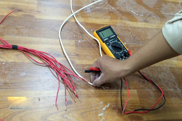 Kiểm tra thông mạch và chức năng diode trên bảng mạch bằng đồng hồ vạn năng.