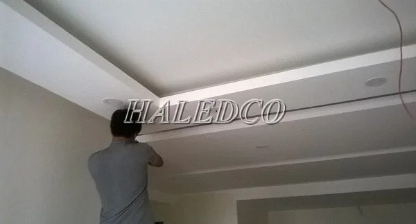 Tạo lỗ khoét lắp trần thạch cao