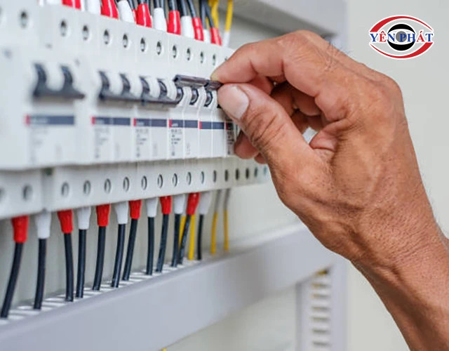 Luôn ngắt cầu dao hoặc aptomat tổng để đảm bảo an toàn tuyệt đối trước khi thực hiện đấu nối điện