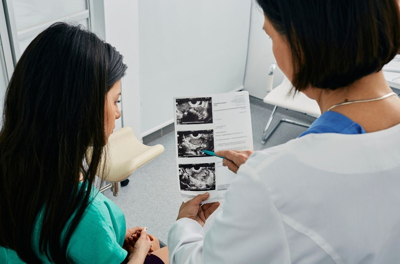 Hình ảnh bác sĩ đang tư vấn cho bệnh nhân về thời điểm lý tưởng để siêu âm và theo dõi quá trình rụng trứng
