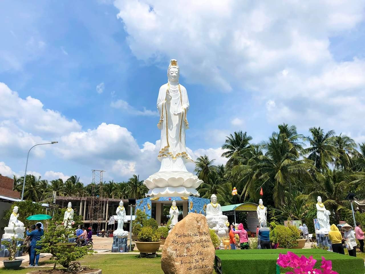 Tượng Mẹ Nam Hải Tiền Giang nhìn từ xa, cao 33m bên bờ sông Tiền