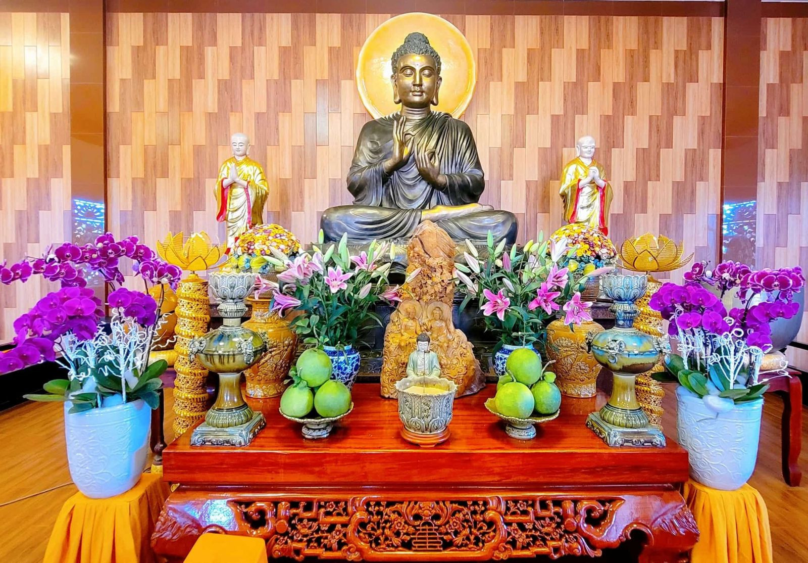 Chánh điện chùa Liên Hoa với kiến trúc Phật giáo trang nghiêm, nơi thờ phụng