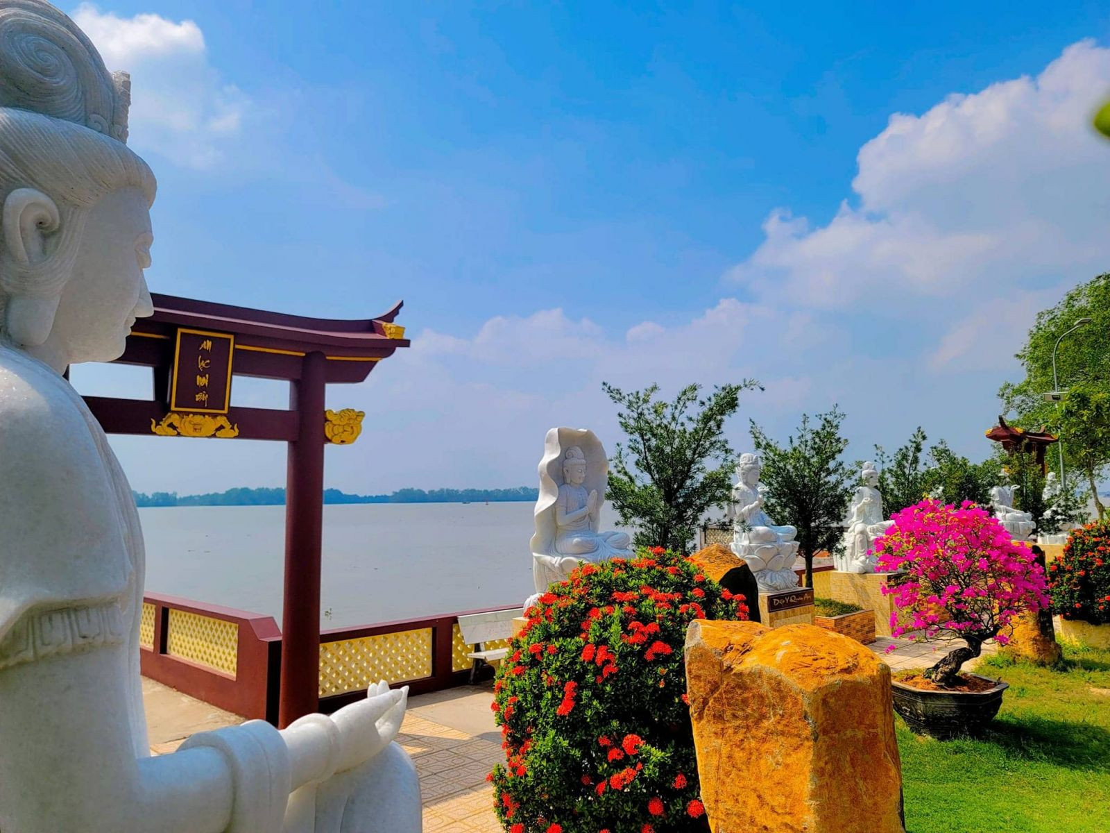 Cổng chùa Liên Hoa nhìn ra sông Tiền, nơi an vị tượng Mẹ Nam Hải