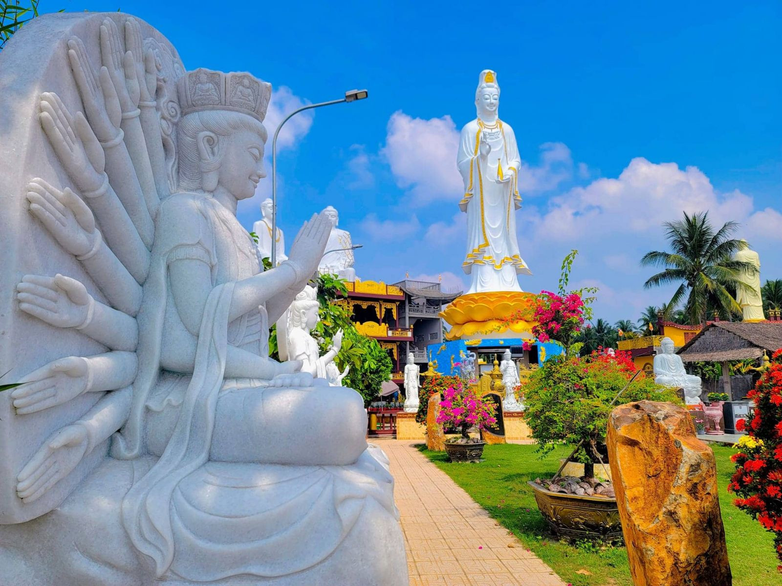 Tượng Mẹ Nam Hải Tiền Giang nổi bật giữa khuôn viên xanh mát, một điểm tựa tâm linh
