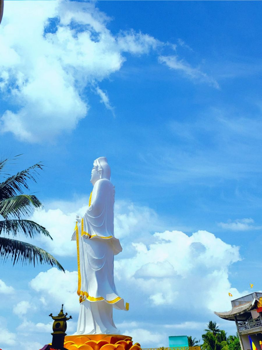 Phong cảnh chùa Liên Hoa với tượng Mẹ Nam Hải Tiền Giang vào một ngày nắng đẹp, thu hút Phật tử