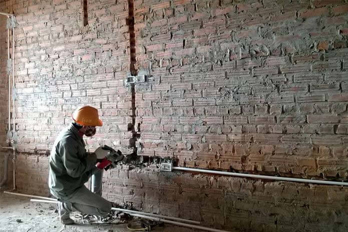 Đánh dấu đường đi dây điện âm tường trước khi thi công