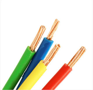 Dây điện hạ thế kéo từ trụ vào nhà với lớp vỏ bảo vệ bền bỉ