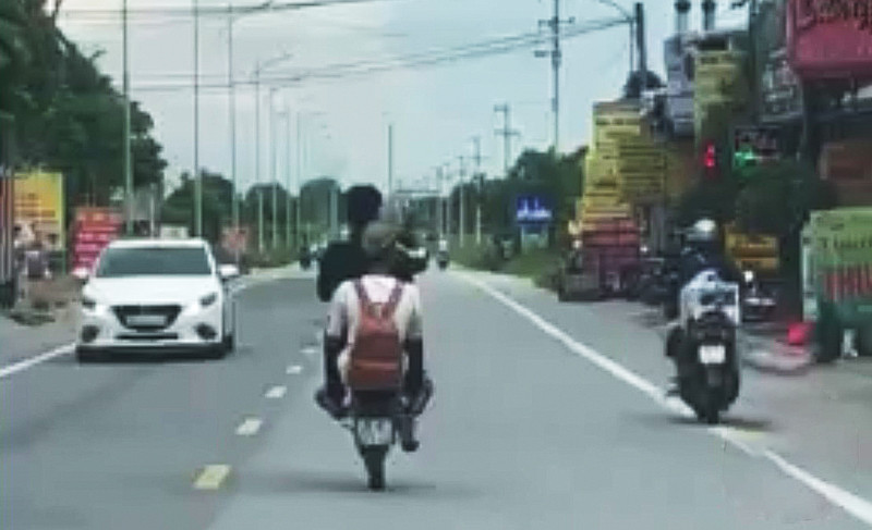 Hai thiếu niên điều khiển xe máy bốc đầu, gây nguy hiểm trên đường tỉnh lộ ở Ba Vì
